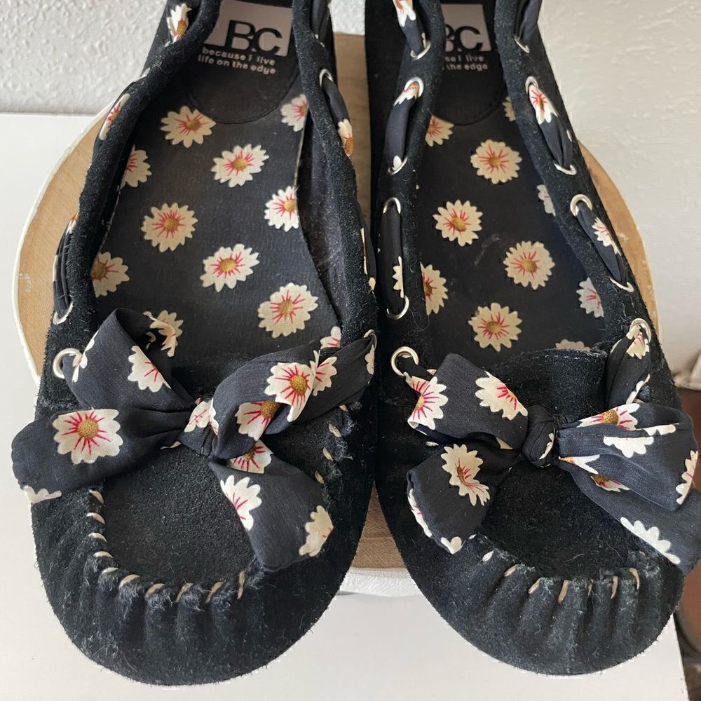 BC Floral Leather Slip On Shoes Size 9 EUC
